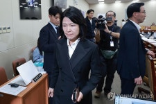 과방위 '이진숙 국감 제척안' 표결에 퇴장하는 이진숙 의원