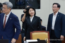 '이진숙 국감 제척안' 표결에 퇴장하는 국민의힘 이진숙 의원