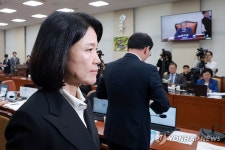 '이진숙 국감 제척안' 표결에 퇴장하는 국민의힘 이진숙 의원