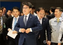 이동하는 진성준 국방위원장