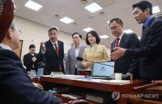 '이진숙 국감 제척안' 공방에 감사중지, 항의하는 국민의힘
