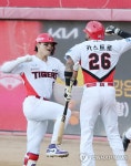 홈런 치고 카스트로와 기쁨 나누는 김도영