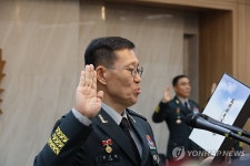 증인 선서하는 김규하 육군참모총장