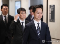 취임식장 입장하는 김지용 중수청장