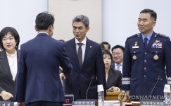 진성준 국방위원장과 인사하는 강신철 국방부 장관