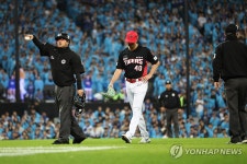 헤드샷으로 퇴장 당하는 KIA 네일
