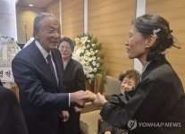 최형우 전 장관 빈소 찾은 권노갑 김대중재단 이사장