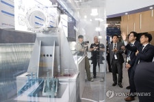 K-원자력 특별홍보관 둘러보는 배경훈 부총리