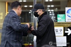 증인 신문 받은 장윤기 부친