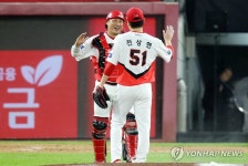 승리 자축하는 전상현·김태군