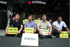 신세계 도매업 진출로 영세 도매상 압사 위기