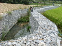 콘크리트 절벽 지방하천…5m 수직 제방, 생명 위협