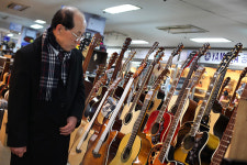 세시봉 열풍에 낙원상가도 들썩