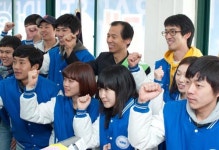 코너 몰린 엄기영…누가 대포폰으로 자원봉사 하나?