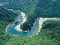 잣봉에서 굽어보고 어라연에서 손을 담근다