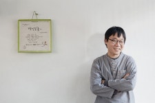 대학도 군대도 거부한 그, 청소년에 꽂히다