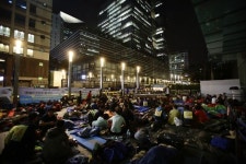 삼성전자 앞 노숙 8일째…그들이 버틸 수 있는 이유