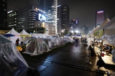 아내가 <명량>을 못 보겠대요. 바다 나와서…