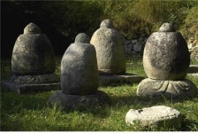 운흥동천 작은 절터와 땅에서 솟구친 사면석불