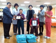 한국사진작가協 산청군지부, 요양원 어르신에 장수사진 전달