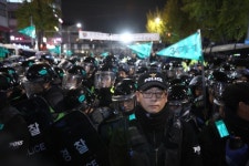 경복궁 앞 촛불 박근혜 항복하라”