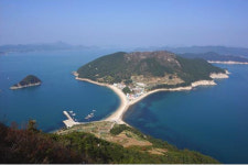봄빛 가득! 코발트빛 해변에서의 산책