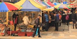 꽁치 한 손의 시(詩)를 부르는 홍천 5일장 봄 풍경