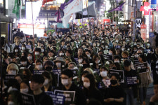 여자들은 강남역에서 마스크를 벗었다