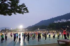 “달빛 받으며 장미공원서 운동해요!”