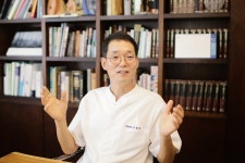 명불허전으로 돌아온 낮은 한의학