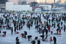 “이보다 더 좋을 순 없다”…겨울왕국 화천 산천어축제 ‘인산인해’