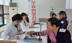 “한방캠프서 진료와 마사지도 함께 받으세요”