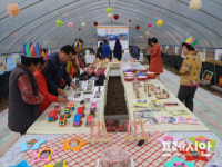 하동에서 딸기 농사로 청춘 보낸 어르신들의 예술 꽃 활짝