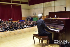 초등학교 강당에서 울려 퍼진 노교수의 피아노 선율