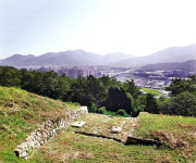 한강변 옛 도읍지 노닐며 한 해를 보낸다