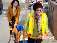 김해시, 폐지 줍는 어르신 초경량 손수레 전달