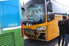 고교신입생 태운 관광버스 2대 쾅...24명 부상
