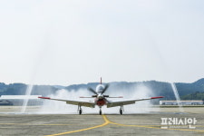 [포토뉴스]사천 3훈비, KT-1 항공기 린스 작업