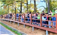 모서 초. 중교, 목재데크길 설치로 등하굣길 안전 확보