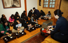 차 마시며 배우는 전통 예절, 친구들과 함께해서 더 즐거워요