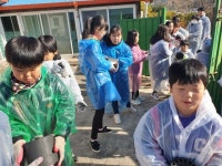 용돈 모아 사랑의 군불땠다...행안초 전교생, 연탄배달 봉사 손길