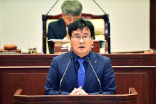 ‘요지경’ 영월군의회…윤길로 의장, 해임 18일 만에 의장직 되찾아