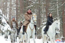 말타고 백두산 올라간 김정은, 새로운 길 시작?