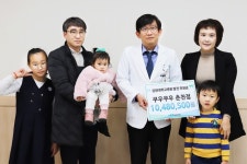 쿠우쿠우춘천점 대표, 강원대병원에 후원금 전달