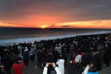 경주 동해안 문무대왕암, 감포항, 양남 주상절리 등 해맞이 인파 북적