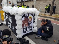청와대 앞, 아들 사진 붙은 상여 두고 우는 아버지