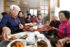 임실군의 효심행정 엄지척...경로당 급식도우미 인기만점
