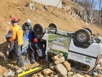 장수서 목장차량 장계천으로 추락 전복...70대 운전자 부상