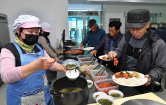 정선군, 영농기 마을공동급식 행복 밥상 지원