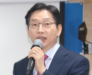 노동절 맞은 김경수 경남지사, 노동자 위로